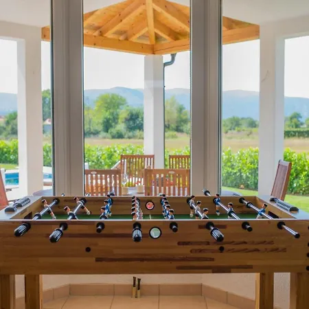 Latica Mit Viel Privatsphaere, Pool Und Aussicht Donji Prolozac