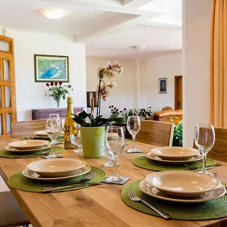 Latica Mit Viel Privatsphaere, Pool Und Aussicht *