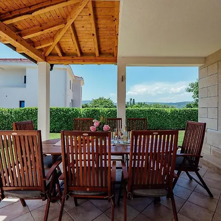 Holiday home Latica Mit Viel Privatsphaere, Pool Und Aussicht Donji Prolozac