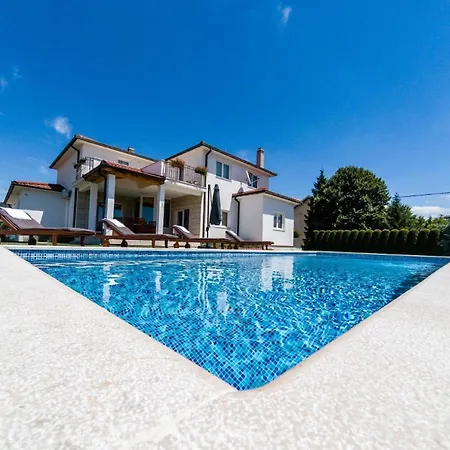 Latica Mit Viel Privatsphaere, Pool Und Aussicht * Donji Prolozac