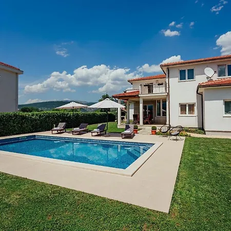 Holiday home Latica Mit Viel Privatsphaere, Pool Und Aussicht Donji Prolozac